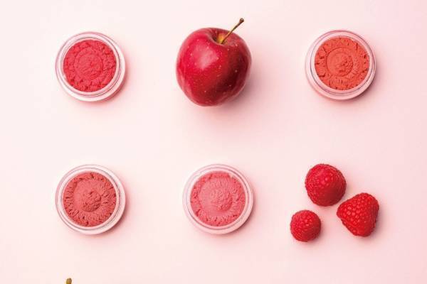 マリークヮント22年春コスメの新作チーク、“まるでスフレ”なふわふわ感触＆果実カラーで