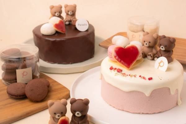 パラディの限定スイーツ、愛らしい“クマ”型フィナンシェを飾った苺&チョコレートのケーキなど