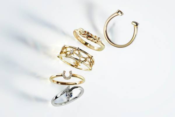 スタージュエリーの“お守り”のようなジュエリー、“羽”モチーフのリングや“イニシャル”ネックレス