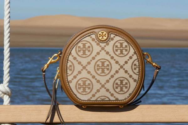 トリー バーチ"旅"着想の円形バッグ「Tモノグラム ムーンバッグ」、マックグローの新作も