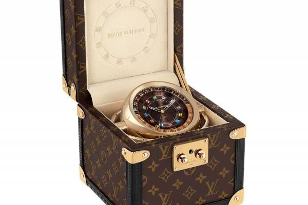 ルイ・ヴィトンのテーブルクロック「タンブール」モノグラム・キャンバスのトランクに収めた置時計