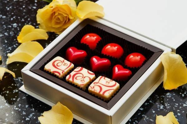 アンダーズ 東京22年ホワイトデーチョコレート、ローズ＆ライチの"ハート型"ボンボンショコラ