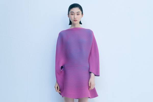 イッセイ ミヤケ新作ウェア"水面の波紋"着想、動くたび内側のカラーが覗くニット&滲みプリントシャツ