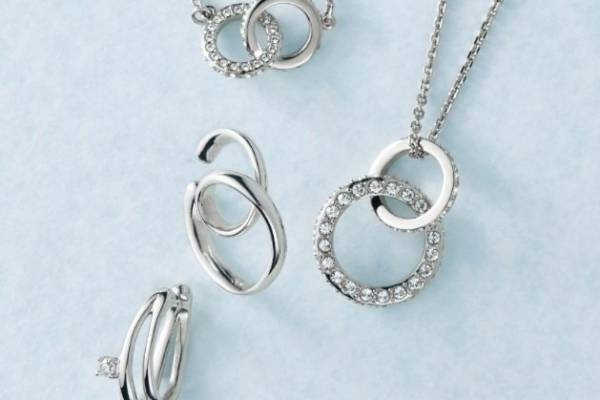 アテニア×ヴァンドームブティック"永遠の愛"テーマ、サークルモチーフネックレス＆イヤーカフ