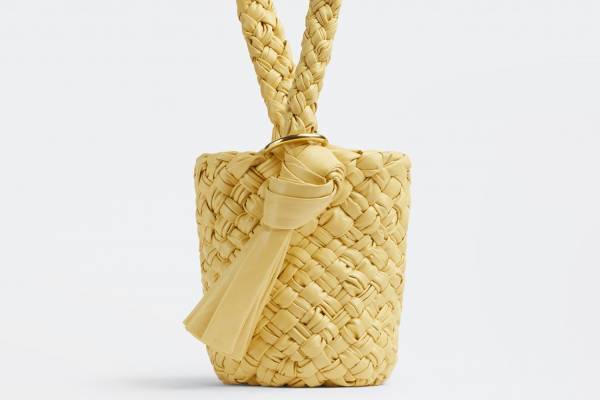 ボッテガ・ヴェネタの新作バッグ「カリメロ バケット バッグ」編み込みレザー×ショルダーストラップ