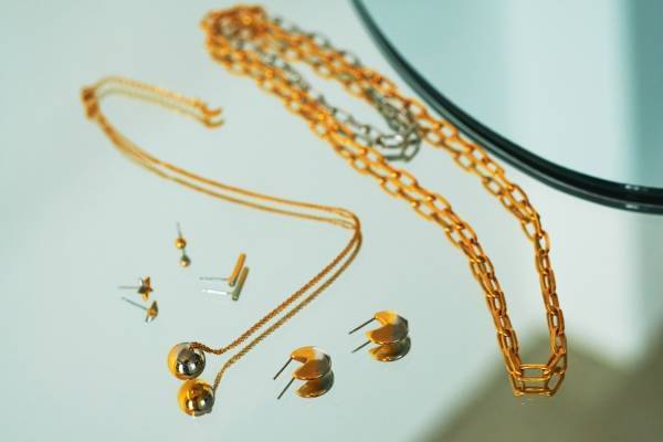 ジュエリーブランド「クレスターレ」二面性がテーマの“バイカラー”ピアスなど、渋谷では期間限定ストア