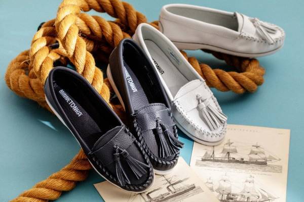 ミネトンカ新作“タッセル”付きモカシン、柔らかレザーのレディースシューズ