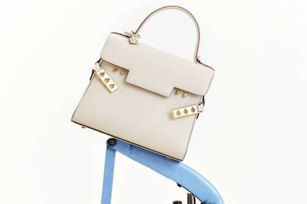 デルヴォーのアイコンバッグ「タンペート」限定モデル、上品なチョークカラーのスモールサイズ