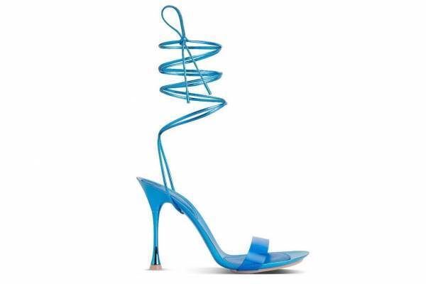 ジャンヴィト ロッシ2022年春夏シューズ、メタリックカラーレースアップ＆編み込み模様ヒール