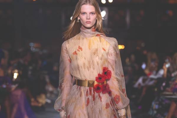 ヴァレンティノ新作フラワードレス＆メンズシャツ、“アーカイブ”を現代的に再構築