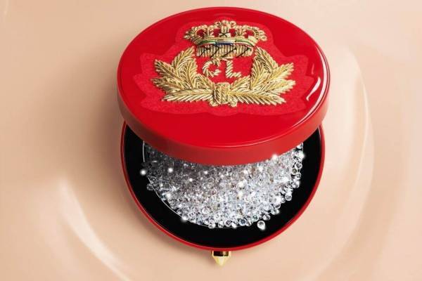 クリスチャン ルブタン初のファンデーション「タンフェティッシュ ルクッション」誕生