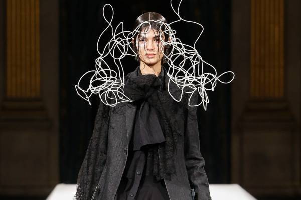 ヨウジヤマモト 2022-23年秋冬ウィメンズコレクション - 新鮮さをもたらす装飾、遊び