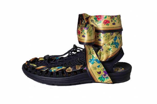 ミュベール×キーン、“スカーフ柄リボン”を編み上げたサンダル「ユニーク」