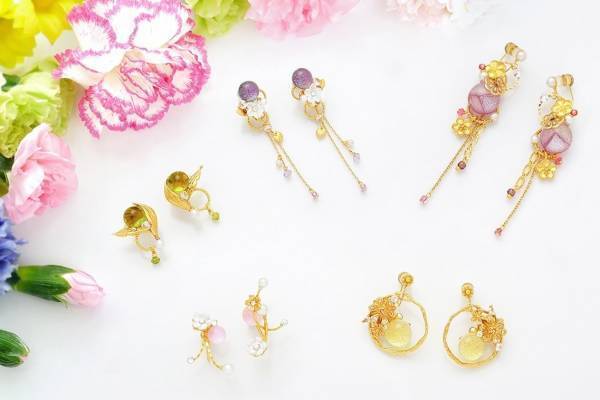 “ピアスのようなイヤリング”「ぴあり」春に舞う桜＆日差しの中のたんぽぽなど、ガラスで表現