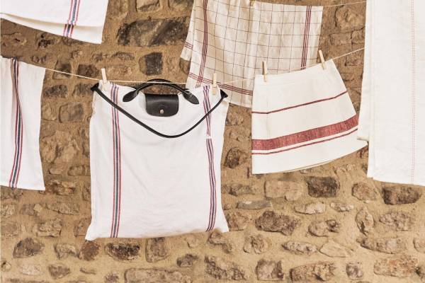 ロンシャン×シャルベの新作バッグ、「ル プリアージュ」をトリコロールストライプのフレンチリネンで