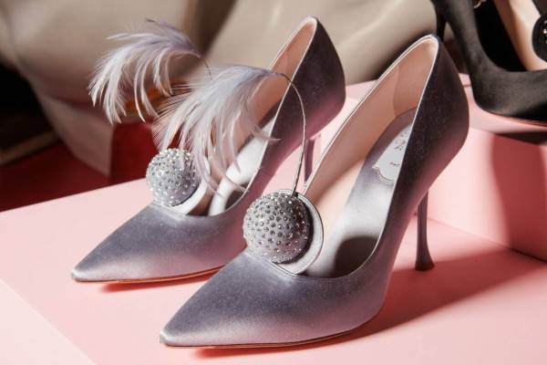 ロジェ ヴィヴィエ2022-23年秋冬コレクション、アーカイブ着想の“フェザー”パンプスなど