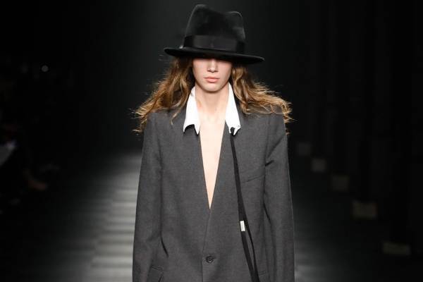 アン ドゥムルメステール 2022年秋冬コレクション - 黒が放つエレガンス