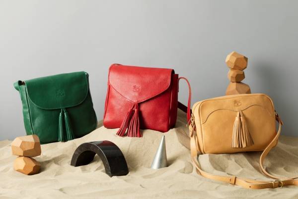 イル ビゾンテの新作バッグ「シティウエスタン」自然な風合いのバケッタレザーにタッセルを配して