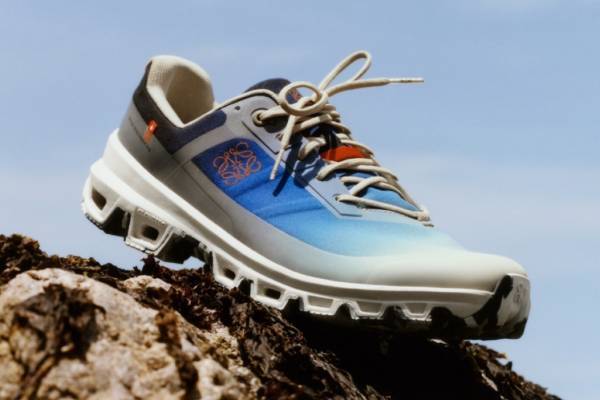 ロエベがスイス発「オン」とコラボ、グラデーション色のスニーカー「クラウドベンチャー」など