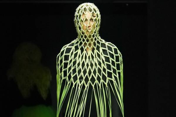 ノワール ケイ ニノミヤ 2022-23年秋冬コレクション - 暗闇に浮かび上がるネオンの輝き