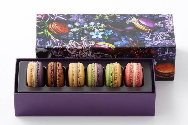ピエール・エルメ・パリ22年ホワイトデー"ハート型"マカロン入りボックス、東信とコラボ