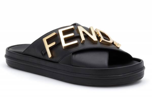 フェンディの新作サンダル「フェンディグラフィー」輝く“ゴールド”ロゴ×クロスバンド