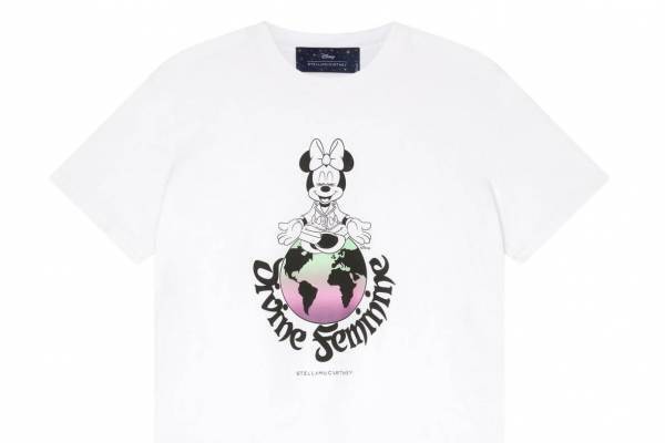 ステラ マッカートニー"パンツスーツルック"のミニーマウスを描いた限定Tシャツ