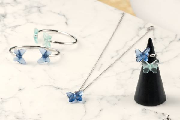 ラリック“蝶が舞う”新作クリスタルジュエリー、淡いブルーやグリーンで彩るリング&ネックレス