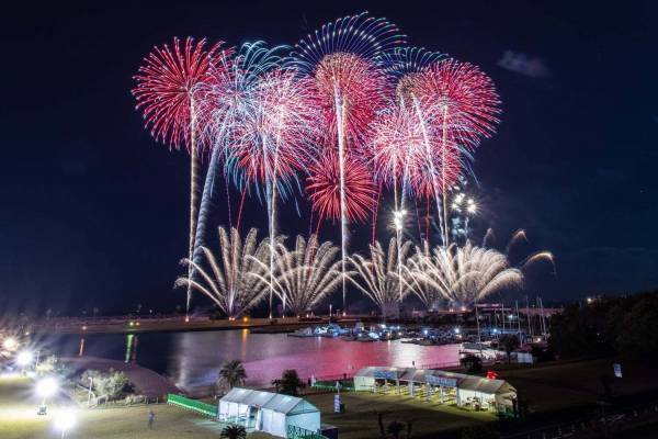 音楽とシンクロした花火大会「北九州芸術花火2022」福岡・小倉で - “アニソン×花火”のコラボ