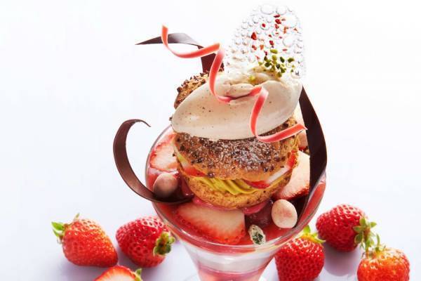 ショコラティエ パレ ド オール"いちごづくし"パフェ、苺&ピスタチオのパリブレストやカカオソルベ