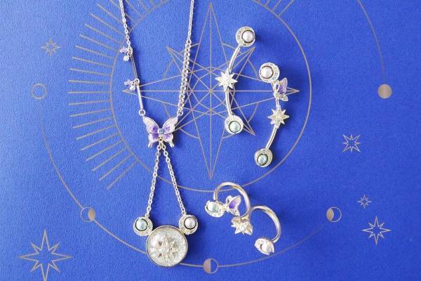 アナ スイ“天体モチーフ”のお守りアクセサリー、月の満ち欠けを表現したネックレスやピアスなど