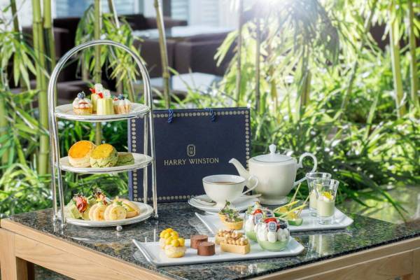 パーク ハイアット 東京「ハリー・ウィンストン」コラボアフタヌーンティー、淡いグリーンカラーで