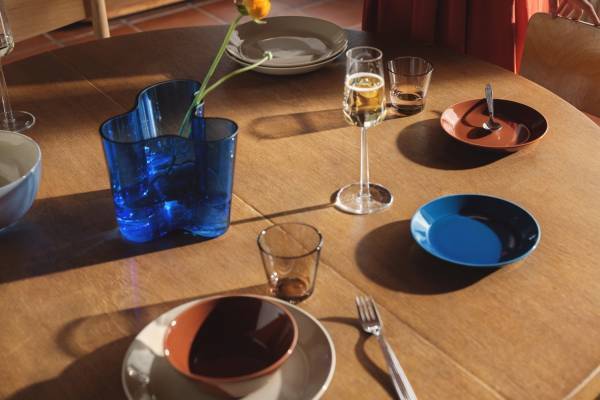 イッタラ「ティーマ」70周年記念の新色、1950年代を想起させるブルー&ブラウンで彩るマグなど