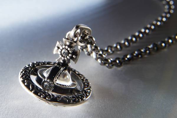 ヴィヴィアン・ウエストウッド「オーブ」新ペンダント、中世の彫刻・建築風メタルパーツと共に