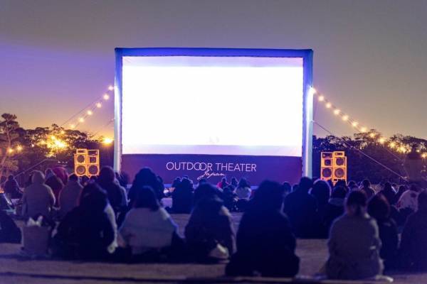 夜桜×映画鑑賞「夜桜シアター」グランドプリンスホテル高輪の日本庭園で『ピーターラビット』を上映