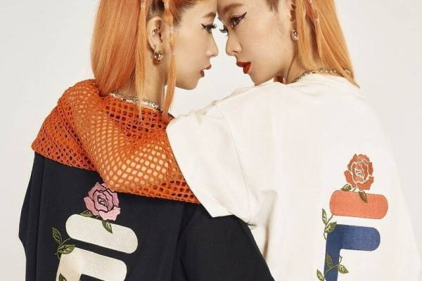 ジュエティ×フィラ“フラワー”刺繍Tシャツやボーダーニットキャミ、ビジュー付きスニーカーも