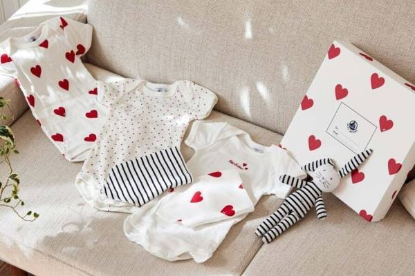 プチバトー新作ベビーギフトセット、ハート柄ウェア＆ウサギぬいぐるみを限定BOXで