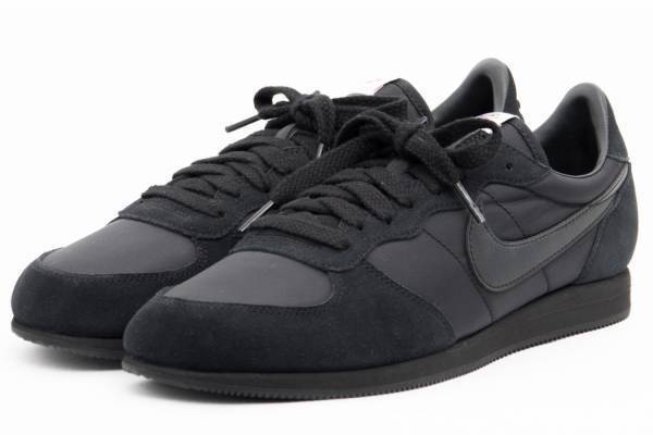 ブラック・コム デ ギャルソン×ナイキ新作スニーカー、80年代ロードレースモデルを黒一色に