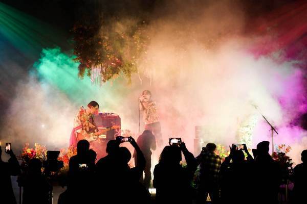 キディル、 ヘンリー・ダーガー作品に着想を得た2022年秋冬コレクション - バンド演奏を披露