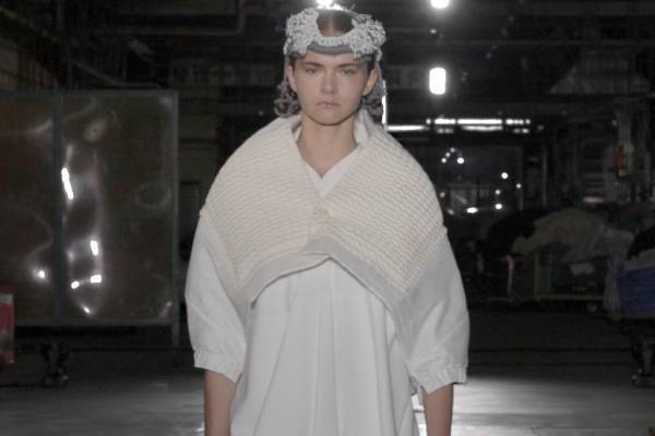 ユーシーエフ 2022-23年秋冬コレクション - 空間と遊ぶ、包み込む服