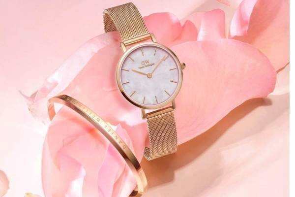 ダニエル ウェリントン“⽟⾍⾊に輝く”「マザーオブパール」の新作ウォッチ