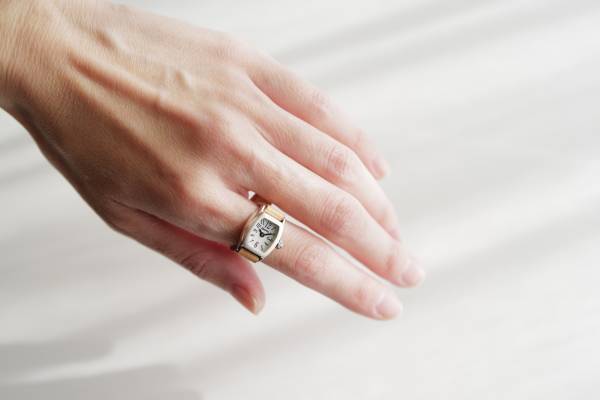 指輪のように楽しめる“指時計”「モコ」22年春夏の新作、涼しげ“サイダーブルー”の限定色も