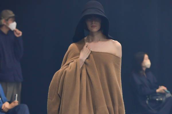 ハルノブムラタ 2022-23年秋冬コレクション、日常の中に存在する“瞬間”の美しさ