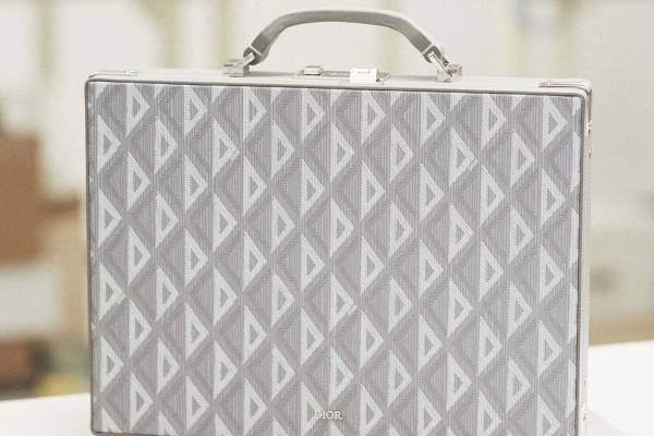 ディオール新作「CD ダイヤモンド」メンズバッグ、“CD”イニシャルをダイヤに再解釈