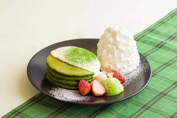 エッグスンシングス濃厚"宇治抹茶”のパンケーキ、マスカルポーネクリーム＆フレッシュ苺を添えて
