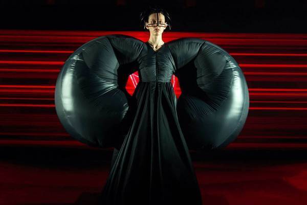 ヨシオクボ 2022-23年秋冬コレクション - 服作りを通した“風への挑戦”