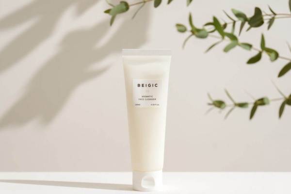 ベージック2022年夏コスメ、ブランド初の洗顔フォームは“リッチな泡”のなめらか洗顔ジェル