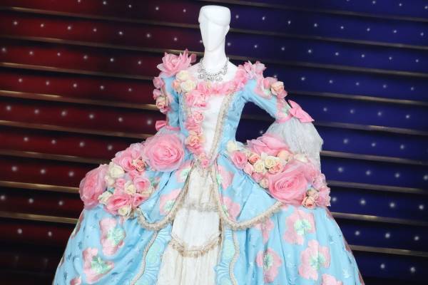 特別展「華麗なる宝塚歌劇衣装の世界」神戸ファッション美術館で、ドレスやデザイン画など約120点