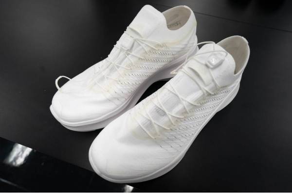 コム デ ギャルソン×サロモンのコラボシューズ、ワンカラーで統一した“厚底”スニーカー