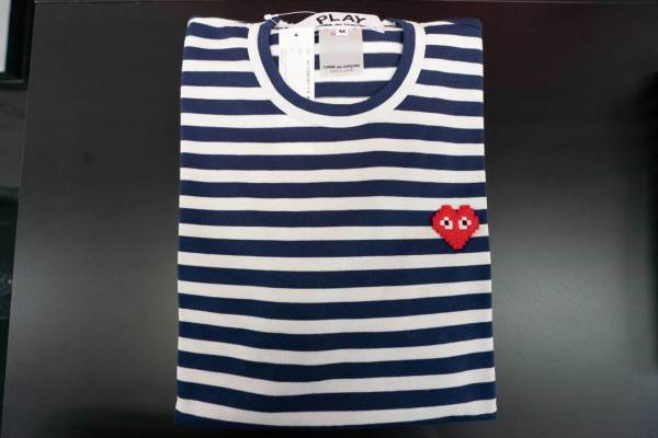 プレイ・コム デ ギャルソン×インベーダー、“ドット絵”ハートモチーフのTシャツやパーカーなど